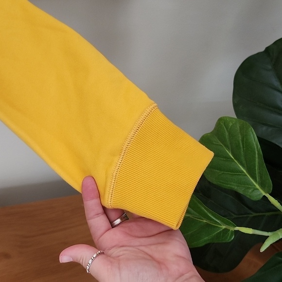 Tommy Hilfiger yellow long sleeve crewneck sweatshirt lightweight, size medium - Picture 5 of 10